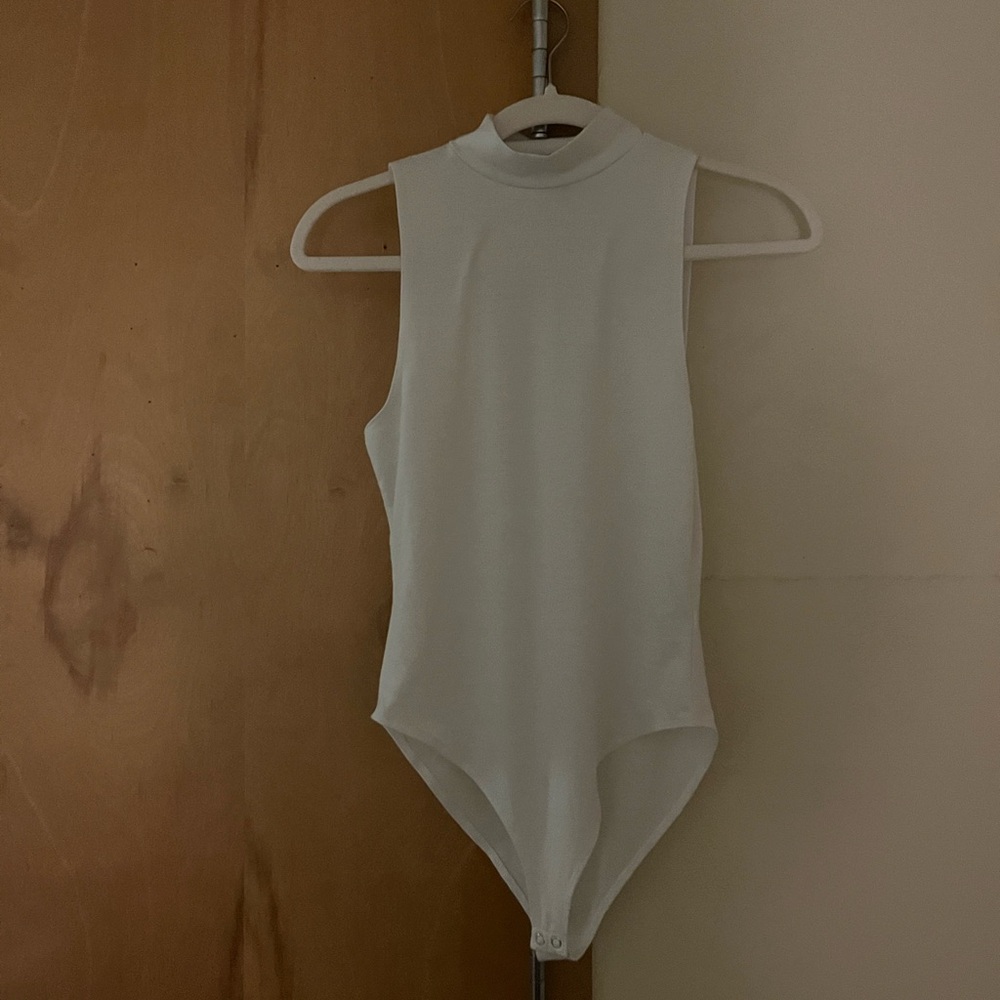 Forever 21 bodysuit brand new never worn before Tag taken off size small white